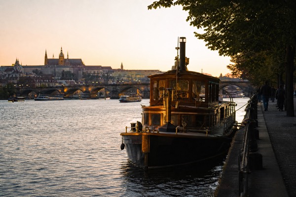 Prague at Dusk: 1-Hour Historic Boat Cruise